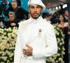 Extremamente elegante, Lewis Hamilton brilha no Met Gala 2025 vestindo Louis Vuitton. O tema deste ano celebra a alfaiataria negra como expressão de estilo, resistência e afirmação identitária ao longo da história dos homens negros