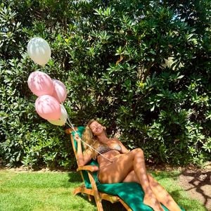 Nas fotos, Gisele Bündchen apareceu toda sorridente e segurando seus balões, exalando felicidade