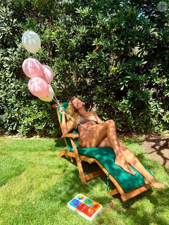 Nas fotos, Gisele Bündchen apareceu toda sorridente e segurando seus balões, exalando felicidade