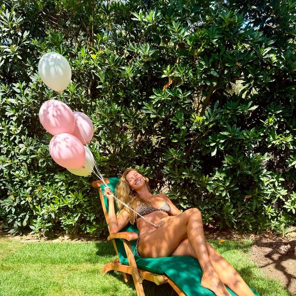 Nas fotos, Gisele Bündchen apareceu toda sorridente e segurando seus balões, exalando felicidade