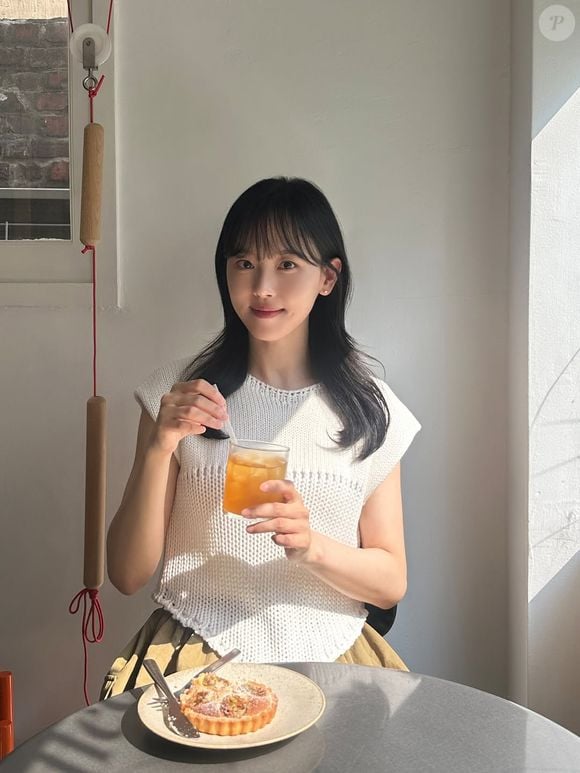 Kang Han-na foi envolvida em rumores de que poderia estar saindo com o cantor Suho, idol da boyband EXO, mas nenhum dos dois confirmou os boatos