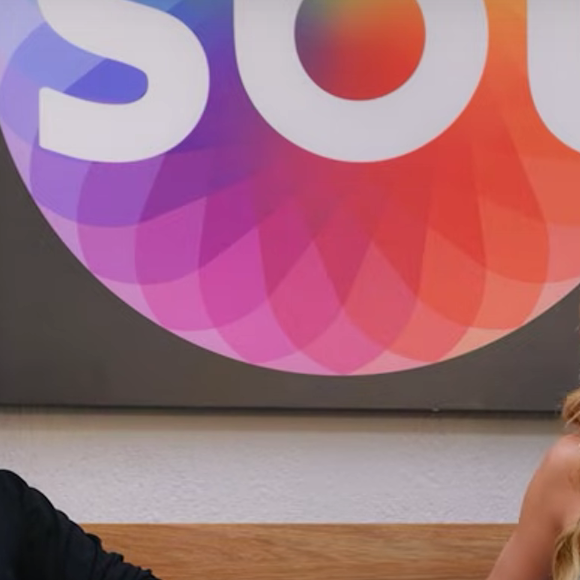 O comunicador Hugo Gloss entrevistou Virginia Fonseca.