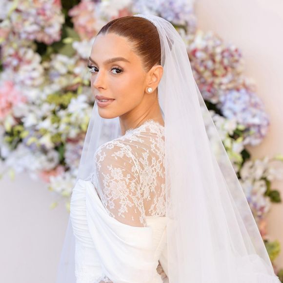 Giovanna Lancellotti também apostou em um véu gigante que deu todo o charme para o vestido