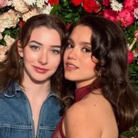 Aos 23 anos, filha de Sandra Annenberg esbanja beleza ao lado da namorada americana em data importante e foto romântica rende declaração da apresentadora