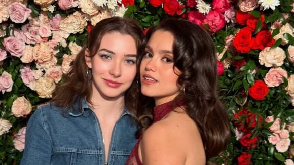 Aos 23 anos, filha de Sandra Annenberg esbanja beleza ao lado da namorada americana em data importante e foto romântica rende declaração da apresentadora