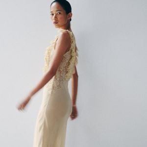 Para quem se apaixonou pelo vestido branco de Madonna, a Zara oferece uma alternativa com o Vestido Longo Drapeado em Renda, que custa R$ 739