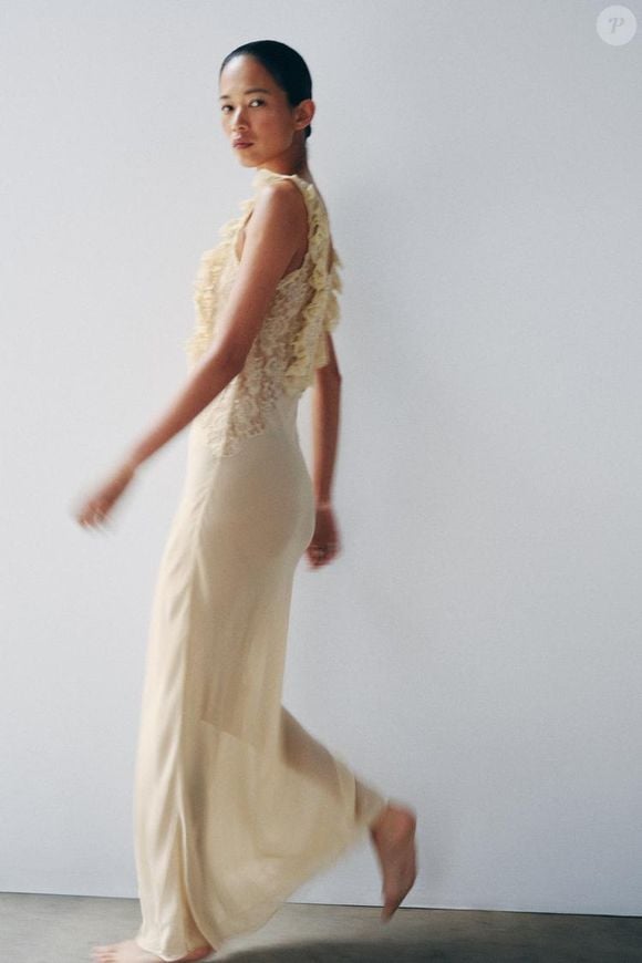 Para quem se apaixonou pelo vestido branco de Madonna, a Zara oferece uma alternativa com o Vestido Longo Drapeado em Renda, que custa R$ 739