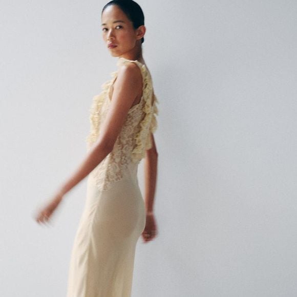 Para quem se apaixonou pelo vestido branco de Madonna, a Zara oferece uma alternativa com o Vestido Longo Drapeado em Renda, que custa R$ 739