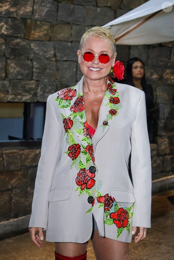 Xuxa Meneghel Xuxa passou recentemente por um transplante capilar.