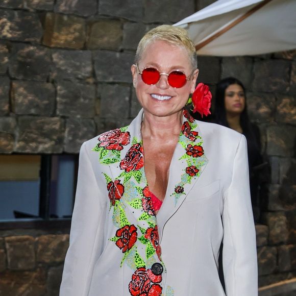 Xuxa Meneghel Xuxa passou recentemente por um transplante capilar.