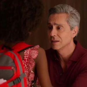 Marco Aurélio (Alexandre Nero) tenta adotar Sarita (Luara Telles) na novela 'Vale Tudo'