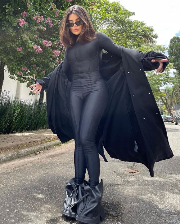 Os sapatos em formato de bolsa usados por Gkay arrancaram elogios de famosos 
