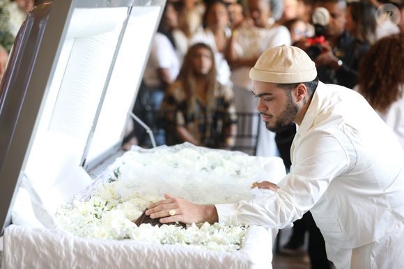 Francisco Gil se emociona diante do corpo de Preta Gil em velório