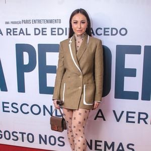 Entre vestidos e brilhos, Sabrina Sato apostou em look total bege e roubou a cena com blazer de R$ 15 mil da marca Fendi