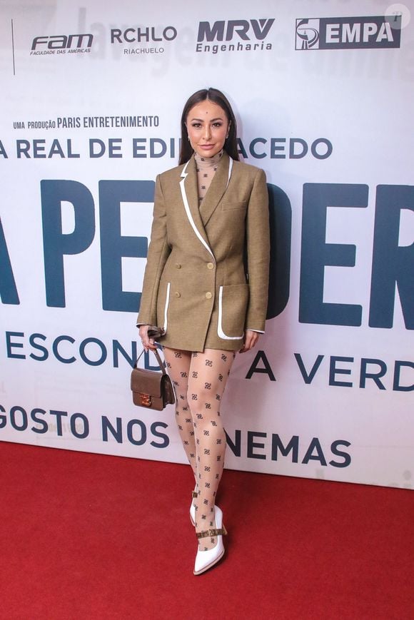 Entre vestidos e brilhos, Sabrina Sato apostou em look total bege e roubou a cena com blazer de R$ 15 mil da marca Fendi