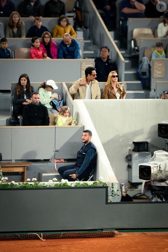 Marina Ruy Barbosa e Rodrigo Santoro usam looks em tons terrosos