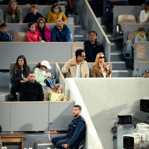 Marina Ruy Barbosa e Rodrigo Santoro usam looks em tons terrosos