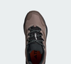 De acordo com a descrição da Adidas, a tecnologia GORE-TEX ajuda a vedar as condições úmidas enquanto permite que os pés respirem durante o uso