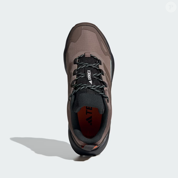 De acordo com a descrição da Adidas, a tecnologia GORE-TEX ajuda a vedar as condições úmidas enquanto permite que os pés respirem durante o uso