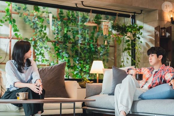 'Nosso Eterno Verão': dois ex-namorados são obrigados a filmar um novo documentário juntos, reacendendo sentimentos do passado