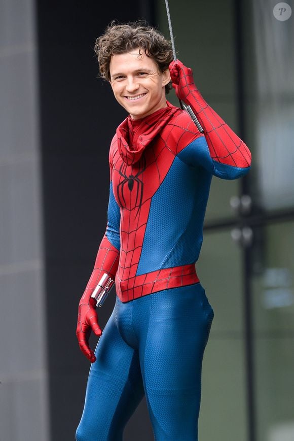 Fãs respiram aliviados: após rumores preocupantes, Tom Holland surge sorridente em evento beneficente e agradece apoio.
