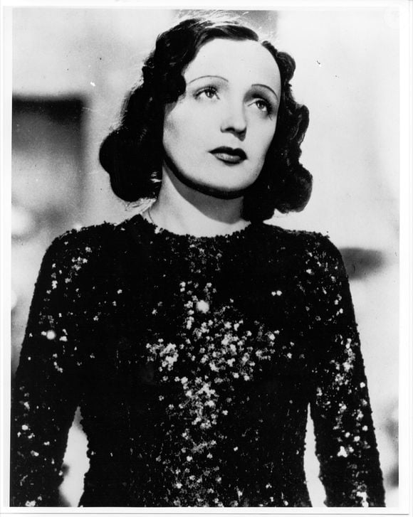 Édith Piaf viveu uma contradição no coração da guerra: fez apresentações na Alemanha e, ao mesmo tempo, ajudou pessoas perseguidas pelo regime