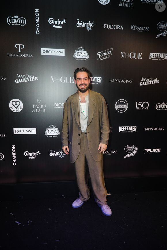 Filho de Faustão, João Guilherme Silva escolheu um blazer longo