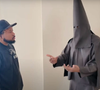 O controverso rapper Kanye West deu entrevista usando uma túnica em capuz pretos.
