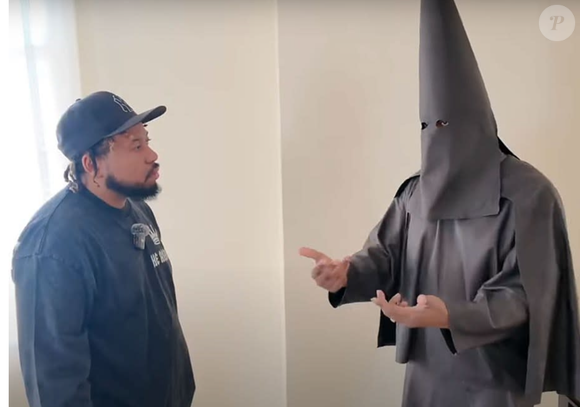 O controverso rapper Kanye West deu entrevista usando uma túnica em capuz pretos.