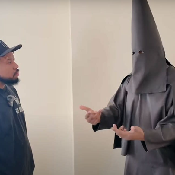 O controverso rapper Kanye West deu entrevista usando uma túnica em capuz pretos.