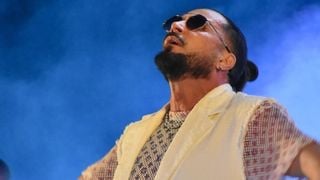 'Livramento': Latino sofre acidente em ônibus e mostra estado do veículo; duas pessoas da equipe estão com ferimentos