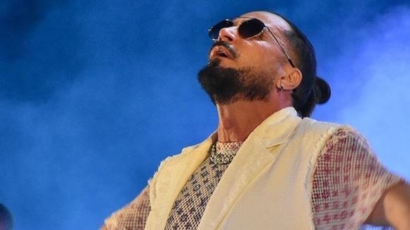 'Livramento': Latino sofre acidente em ônibus e mostra estado do veículo; duas pessoas da equipe estão com ferimentos