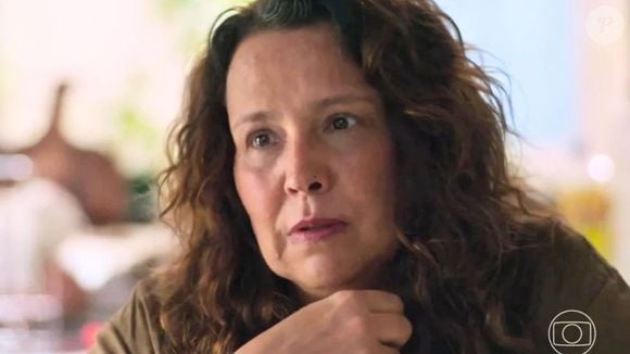 Emília revela para Vitória que Lívia é sua neta