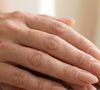 A manicure nude aposta justamente no efeito de unha natural, mas com acabamento impecável. Versátil e atemporal, a proposta combina com diferentes estilos e mantém as mãos iluminadas sem exageros
