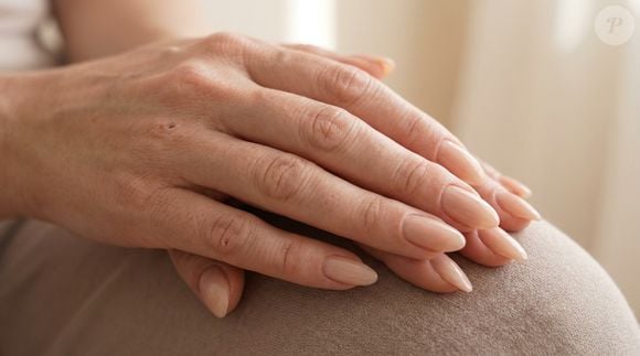 A manicure nude aposta justamente no efeito de unha natural, mas com acabamento impecável. Versátil e atemporal, a proposta combina com diferentes estilos e mantém as mãos iluminadas sem exageros