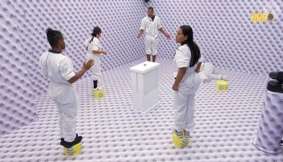 Logo depois do início, Rafaella passou mal e acabou desmaiando, o que deixou os colegas de confinamento desesperados