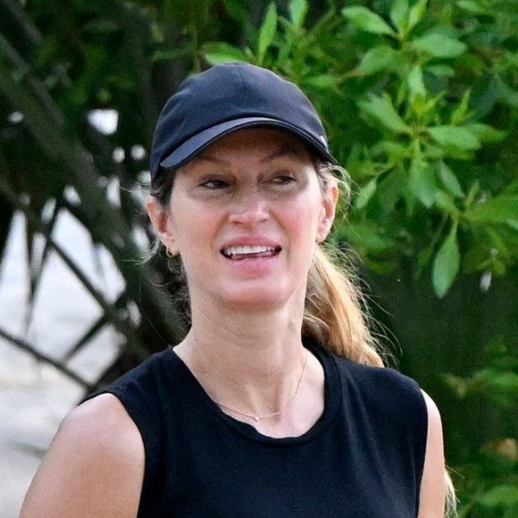 Gisele Bündchen faz primeira aparição pública com o filho, River, de 1 mês. Veja registros!