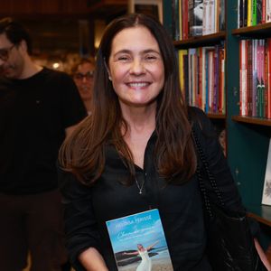 Adriana Esteves ‘se aproximou e disse: 'Posso te ajudar? Eu sei que nem todo mundo gosta, mas estou vendo você sozinha'’, relatou a internauta