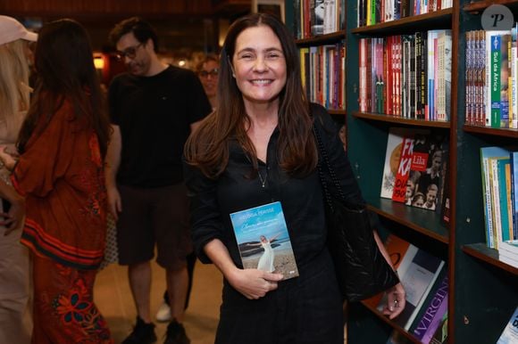 Adriana Esteves ‘se aproximou e disse: 'Posso te ajudar? Eu sei que nem todo mundo gosta, mas estou vendo você sozinha'’, relatou a internauta