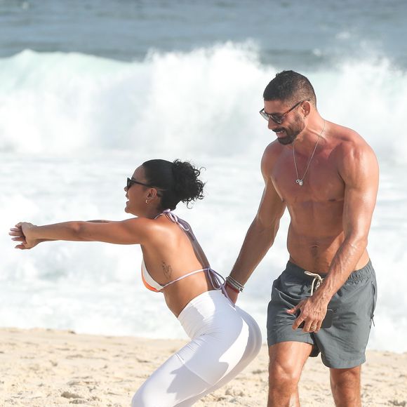 "Bella e Cauã têm tudo para arrasar como César e Maria de Fátima! Ansioso para ver como vai ser essa química.", comentou um internauta