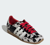 Inspirado em um clássico originalmente lançado em 1964, o Adidas Japan ressurge com proporções mais modernas, mantendo detalhes históricos como a tradicional biqueira em 'T', além do cabedal em couro e das famosas três listras laterais que carregam a identidade da marca