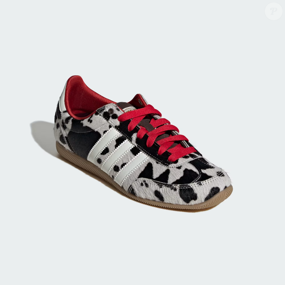 Inspirado em um clássico originalmente lançado em 1964, o Adidas Japan ressurge com proporções mais modernas, mantendo detalhes históricos como a tradicional biqueira em 'T', além do cabedal em couro e das famosas três listras laterais que carregam a identidade da marca