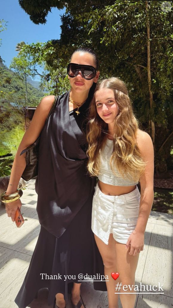 Dua Lipa posou para uma foto com Eva Huck, filha de Angélica e Luciano Huck