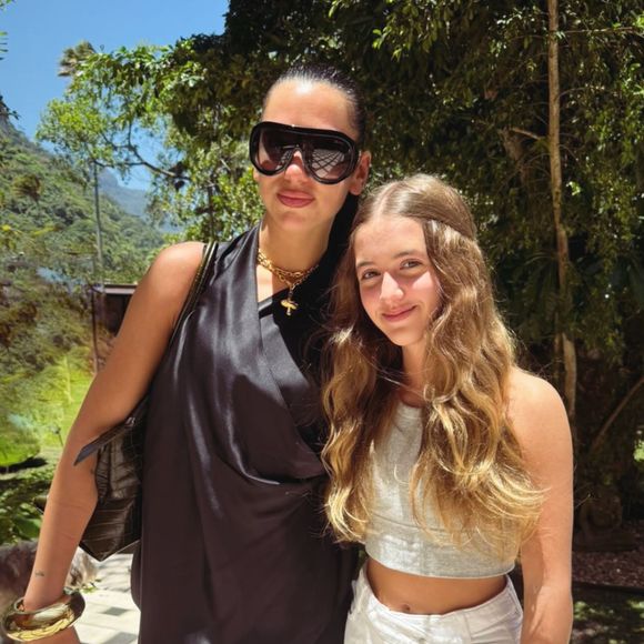 Dua Lipa posou para uma foto com Eva Huck, filha de Angélica e Luciano Huck