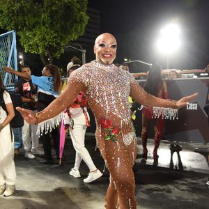Carlinhos Salgueiro: ‘A gente se assustou um pouco com o peso da fantasia. Inclusive, eu coloquei a fantasia e senti todo aquele peso. Mas foi uma proposta vinda dos aderecistas dela’