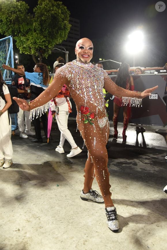 Carlinhos Salgueiro: ‘A gente se assustou um pouco com o peso da fantasia. Inclusive, eu coloquei a fantasia e senti todo aquele peso. Mas foi uma proposta vinda dos aderecistas dela’