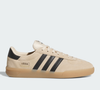 Nesse cenário, o tênis GLENBURN, da adidas, surge como alternativa elegante para quem busca conforto e já se cansou dos modelos Gazelle e Samba