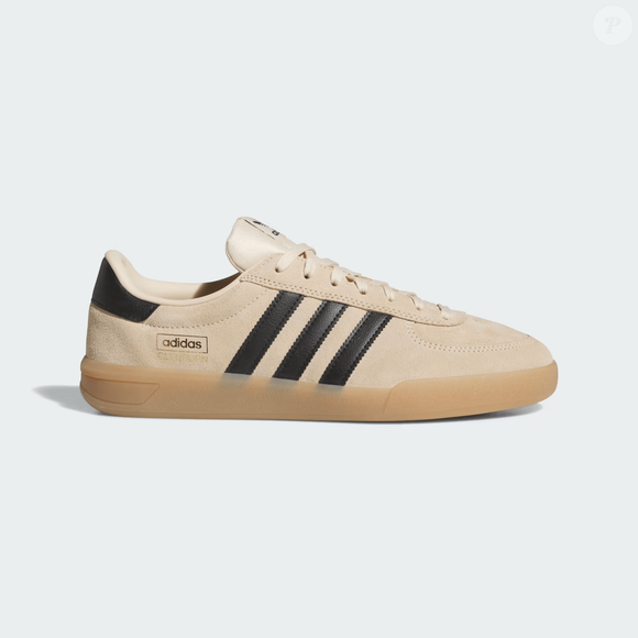 Nesse cenário, o tênis GLENBURN, da adidas, surge como alternativa elegante para quem busca conforto e já se cansou dos modelos Gazelle e Samba