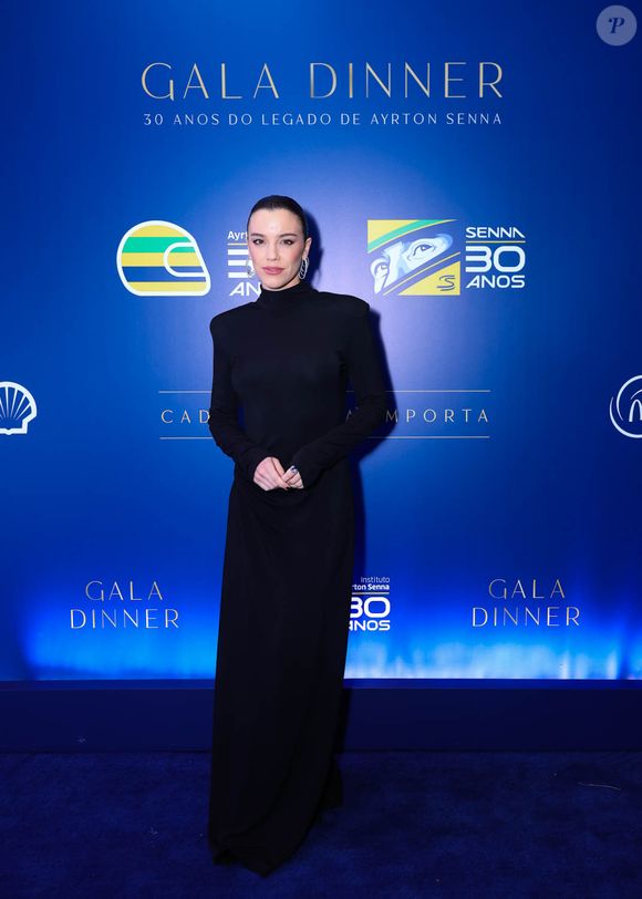 Alice Wegmann também foi de preto ao jantar de gala em homenagem ao ídolo da Fórmula 1, Ayrton Senna