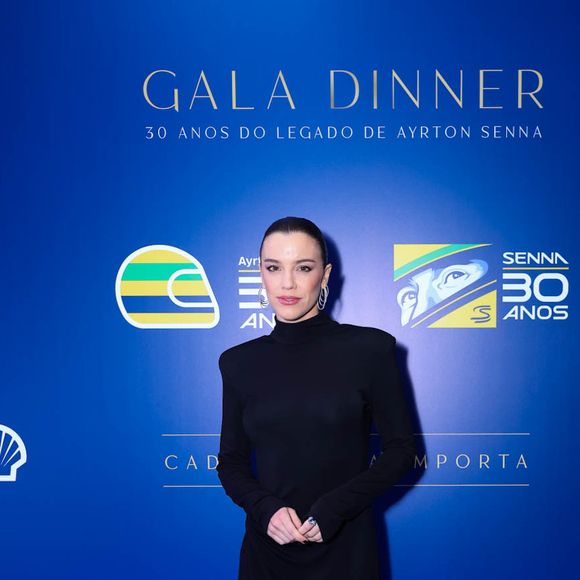 Alice Wegmann também foi de preto ao jantar de gala em homenagem ao ídolo da Fórmula 1, Ayrton Senna